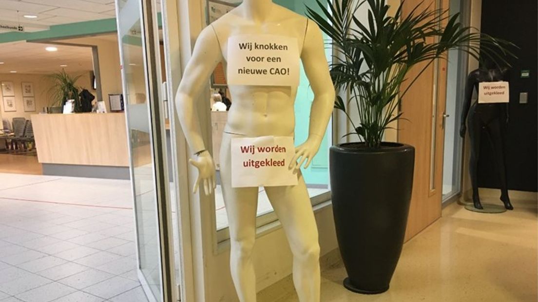Met appeltjes voor de dorst vragen actievoerders in het Gelre Ziekenhuis in Apeldoorn woensdag aandacht voor hun staking. In het Slingeland ziekenhuis in Doetinchem gaan de demonstranten, met een knipoog naar het boerenprotest, in trekkertocht door het ziekenhuis. Met trekkers voor ramen en vloeren, dat dan weer wel.