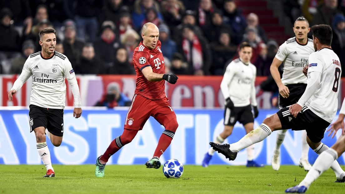 Arjen Robben dreigend aan de bal tegen Benfica