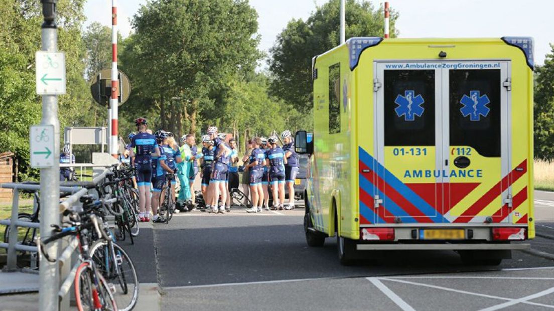 Bij de aanrijding raakten twee wielrenners gewond.