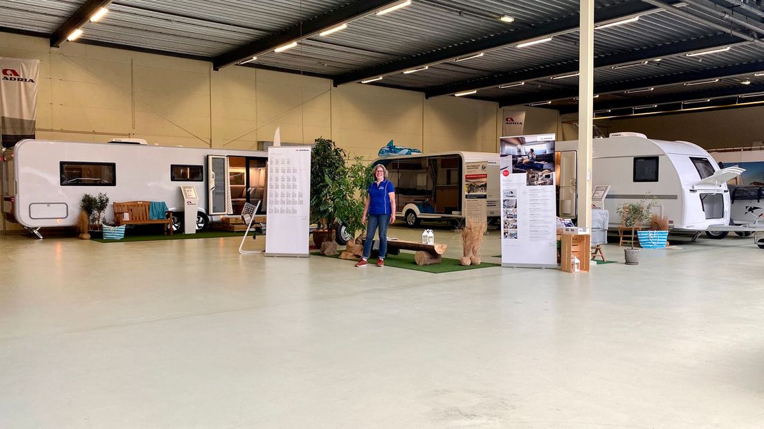 Normaal gesproken staan er in de winkel van Aletta van der Meulen 15 caravans, nu maar 5