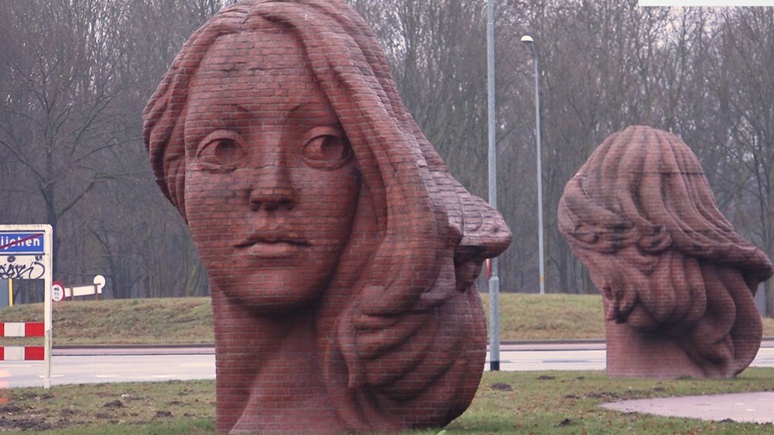 Kunstkenner Pieter van Eekelen is deze week in Wijchen. Bij de rotonde vindt hij twee dameshoofden elk een andere kant op kijkend. Beeldhouwster Elisabet Stienstra heeft deze twee dames gemaakt.