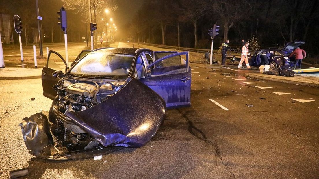 De auto van de man uit Beverwijk en Hilversum (rechts) is hier al uit de sloot gehaald.