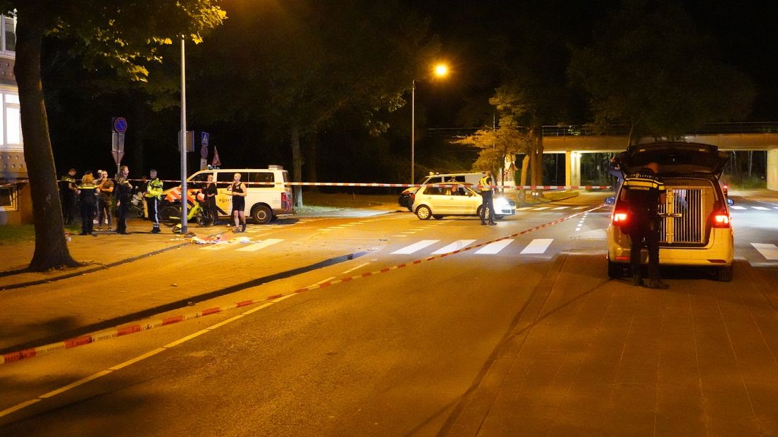 Politie in de Asingastraat, waar de steekpartij was