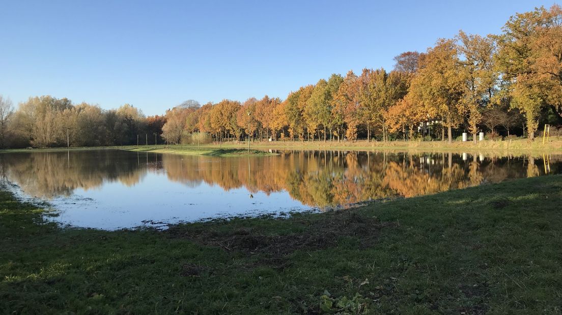 Het 'schaatsweiland' in Bunnik staat al een paar maanden onder water.