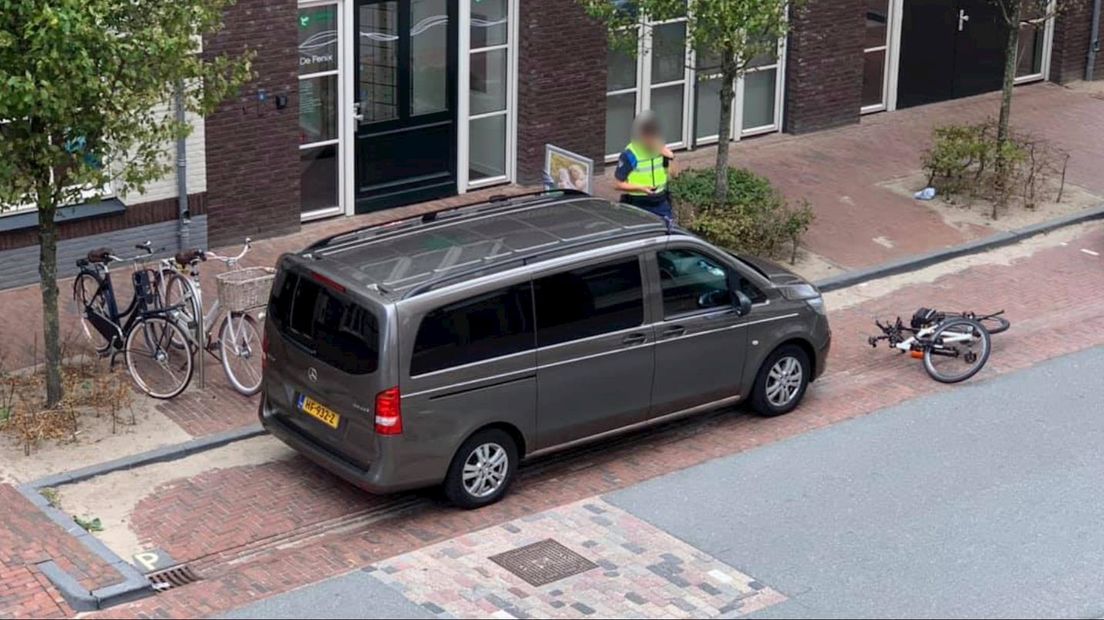 De parkeerbon werd uitgedeeld terwijl een overledene werd opgehaald