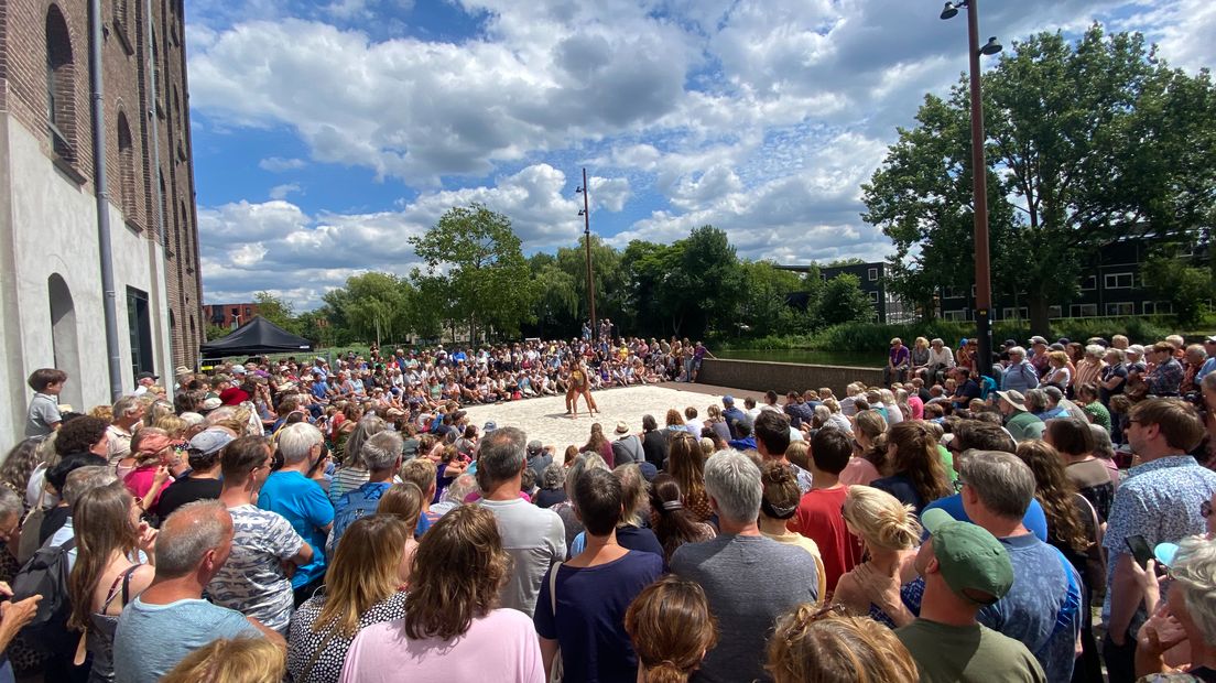 Grote drukte bij een voorstelling tijdens Deventer op Stelten in de Raambuurt