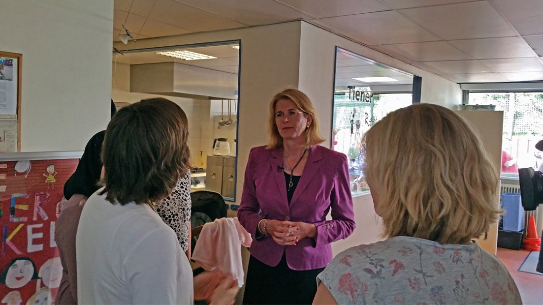 De Haagse burgemeester Pauline Krikke op kennismakingsbezoek in het stadsdeel Escamp. | Foto Omroep West