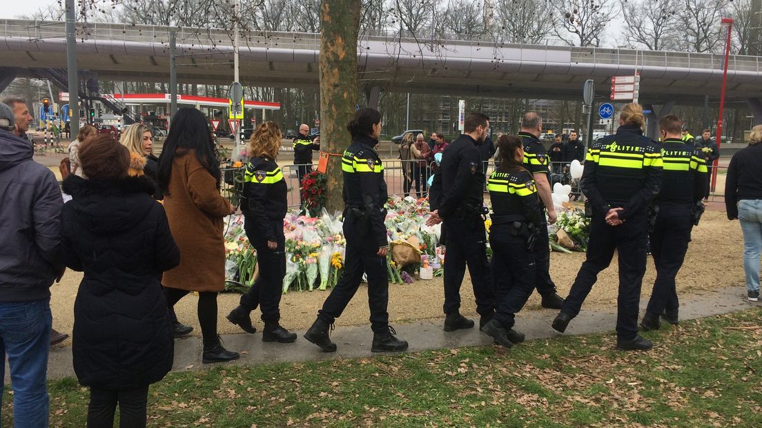 Agenten bij de herdenkingsplek op het 24 Oktoberplein