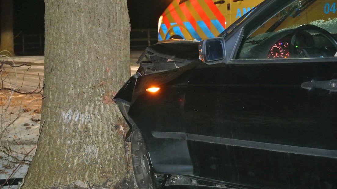 Auto ramt boom door gladheid Luttenberg