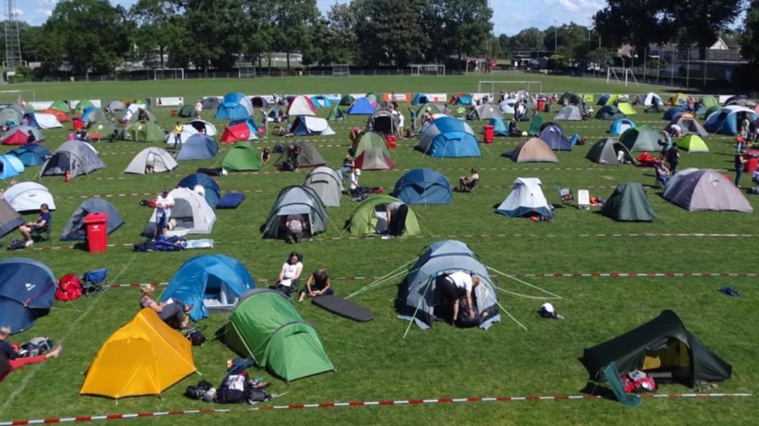Deelnemers Strandvijfdaagse slapen op een sportveld in Domburg