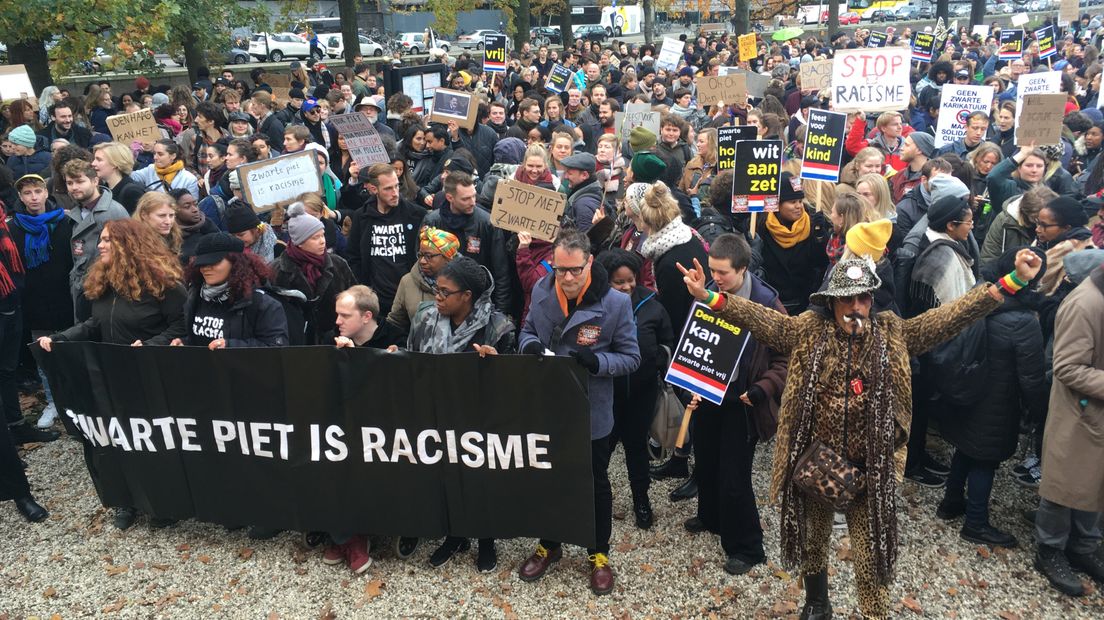 Tegenstanders Zwarte Piet demonstreren bij de Koekamp.