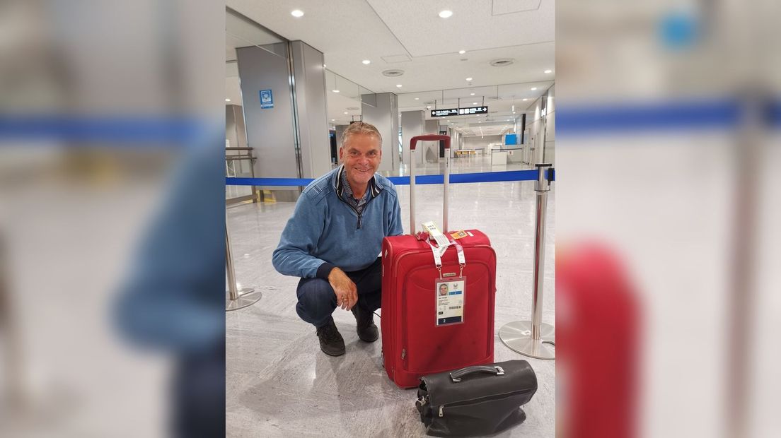 Ben Vroom op het vliegveld in Tokio