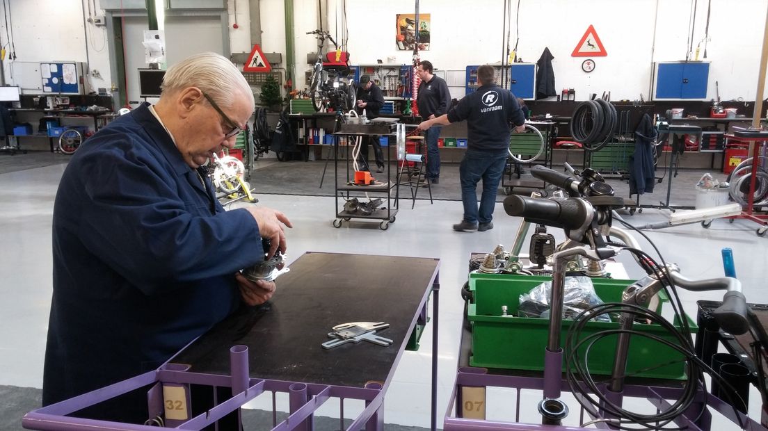 Henk Kluver is 93, maar werkt nog vijf ochtenden in de week. Vrijdag is hij 70 jaar in dienst bij fietsenfabriek Van Raam in Varsseveld. En dat wordt gevierd.