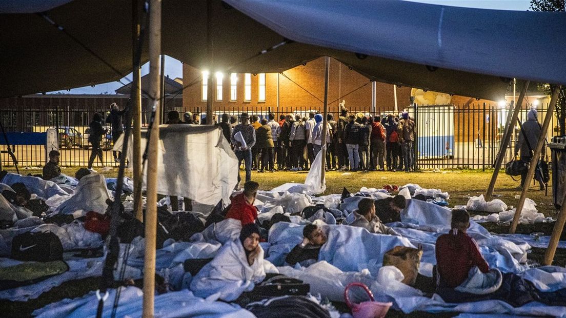 Het geïmproviseerde tentenkamp in Ter Apel