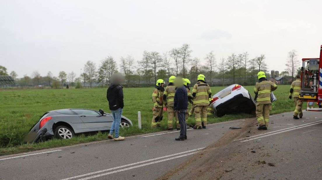 Bij een ongeluk in Kootwijkerbroek kwamen twee auto's in de sloot terecht.