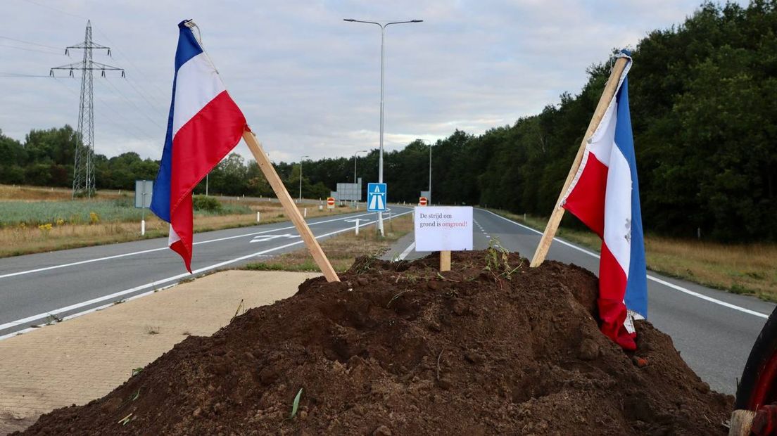 Boeren blokkeren snelwegen met bergen zand en afval (foto ter illustratie)