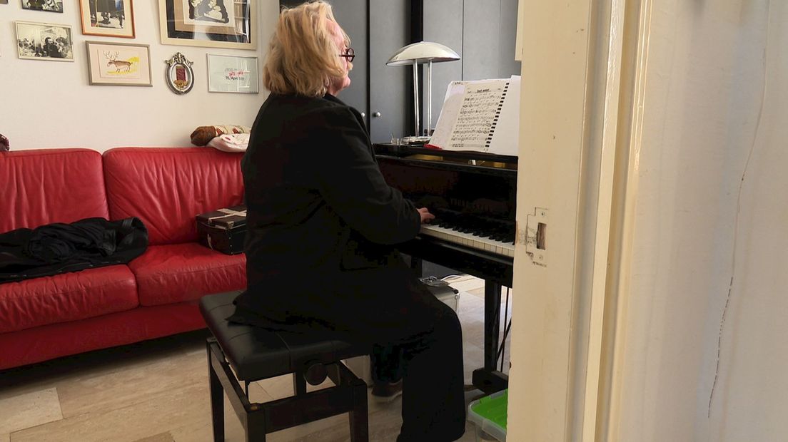 Jasper achter de piano
