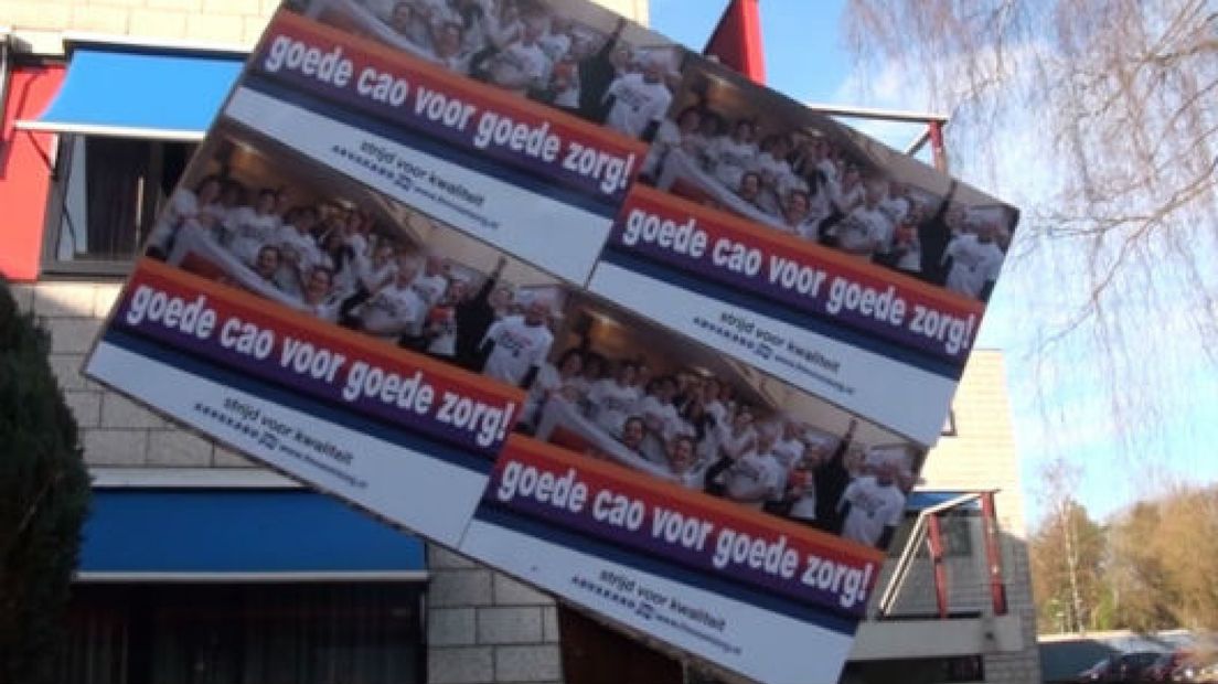 Medewerkers van verpleeg- en verzorgingshuizen in Gelderland hebben dinsdag actie gevoerd voor een betere cao.