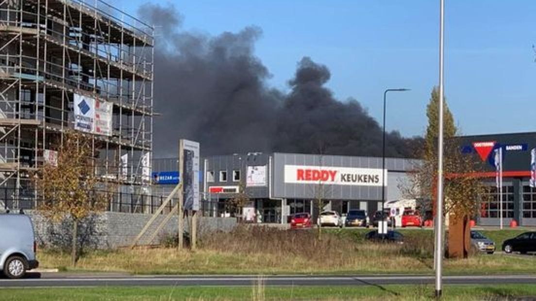 De brandende waterstofbus leidde tot grote rookontwikkeling.