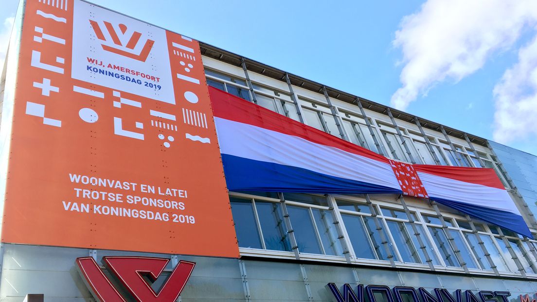 Ook de gevel van deze makelaar aan de Stadsring kleurt oranje.