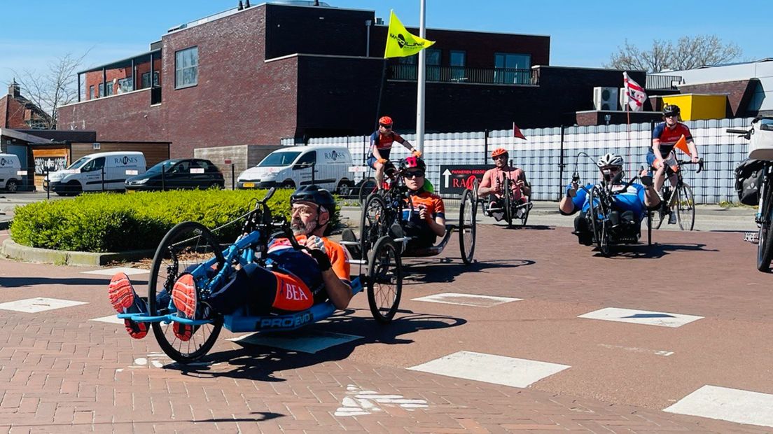 Erik Dodde tijdens de warming up richting de start