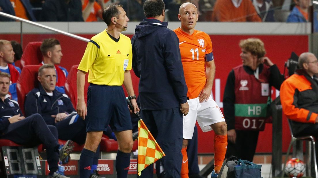 Robben voelt aan zijn lies tijdens de EK-kwalificatiewedstrijd tegen IJsland.