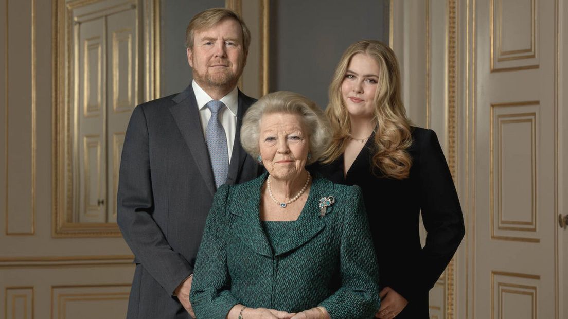 Ook werd er een foto gemaakt van de koning met prinses Beatrix en prinses Amalia