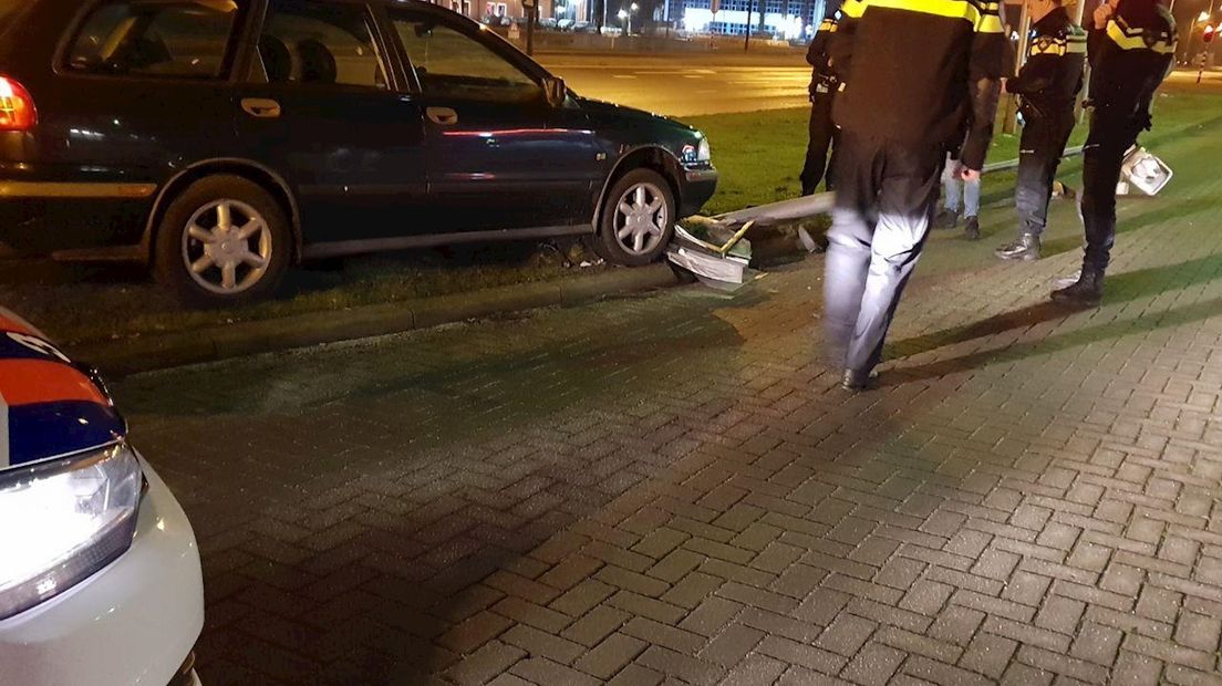 Dronken bestuurder ramt lantaarnpaal in Hengelo