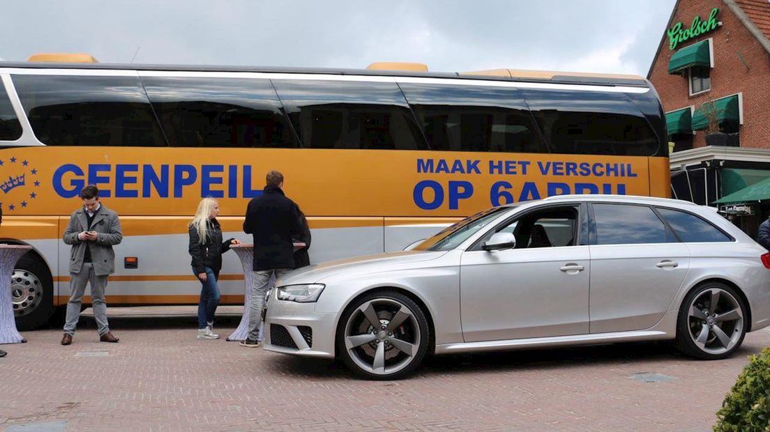 GeenPeil met campagnebus en sportauto op Groote Markt in Oldenzaal