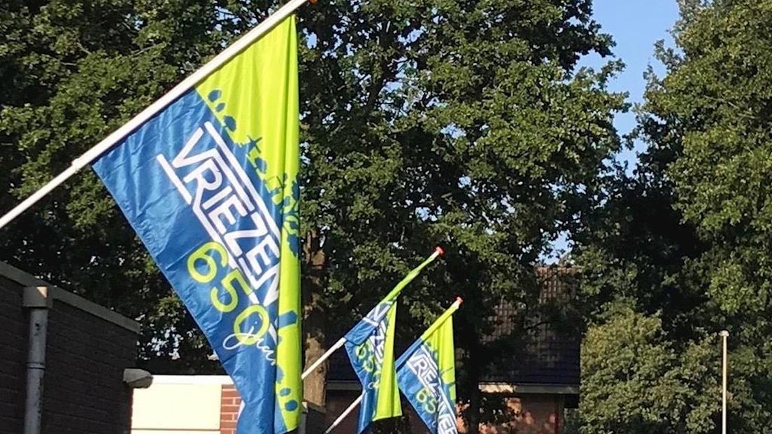 De jubileumvlag wappert volop in Vriezenveen