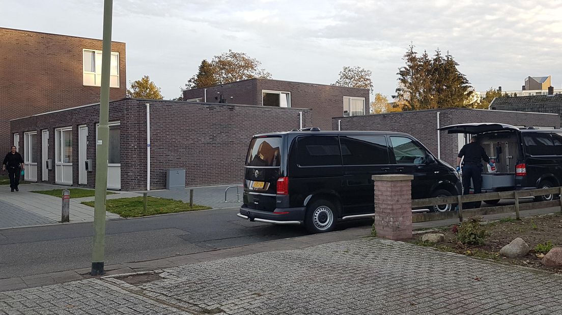 De politie deed een inval in de Julianastraat in Emmen (Rechten:persbureau Meter)
