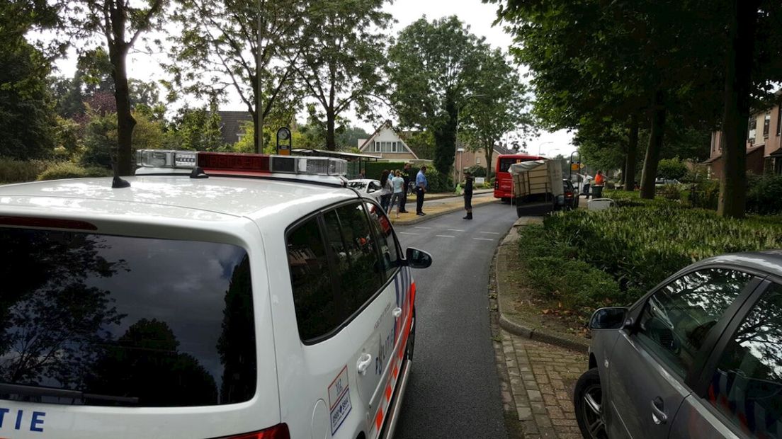 Lijnbus ramt geparkeerde aanhanger in Hengelo