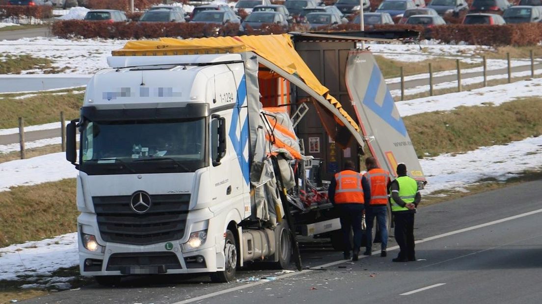 Vrachtwagens schampen elkaar op A1