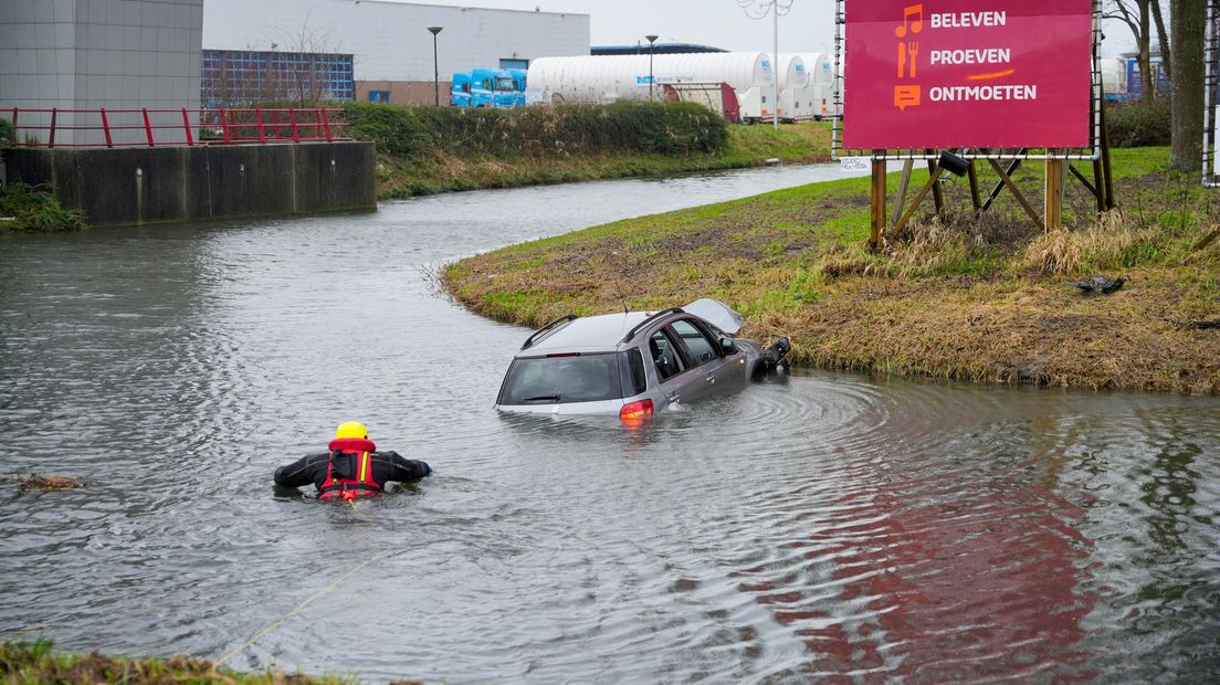 112 news: 800 kilos of illegal fireworks from the street in Zuid |  The car flies into the water at Spijkenisse