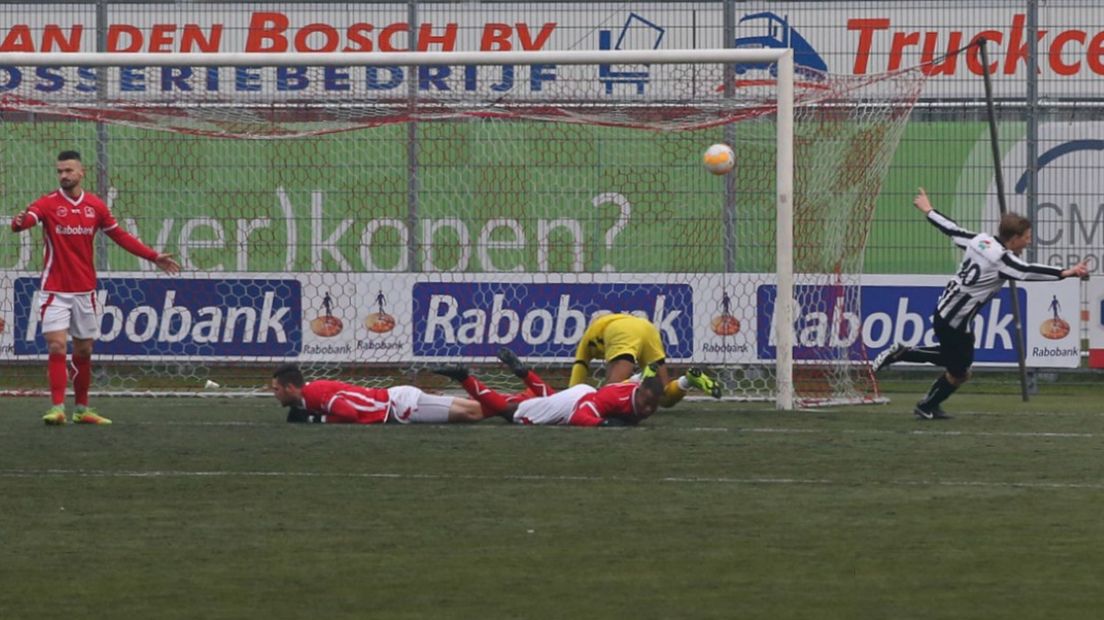 Speler van DOVO balen van één van de drie treffers van SJC
