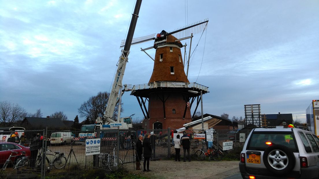 Ruim 52 jaar geleden werd hij door brand verwoest en vanaf donderdag is 'ie weer officieel open: de Puurveense molen in het hart van Kootwijkerbroek. De vernieuwde versie is gemaakt van een molen uit de Achterhoek. In 1989 is een stichting opgericht om dat voor elkaar te krijgen.