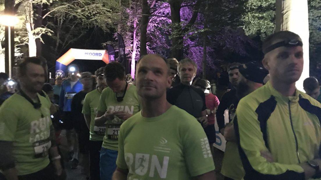 Deelnemers aan de Airport Night Run wachten op het startsein (Rechten: RTV Drenthe)