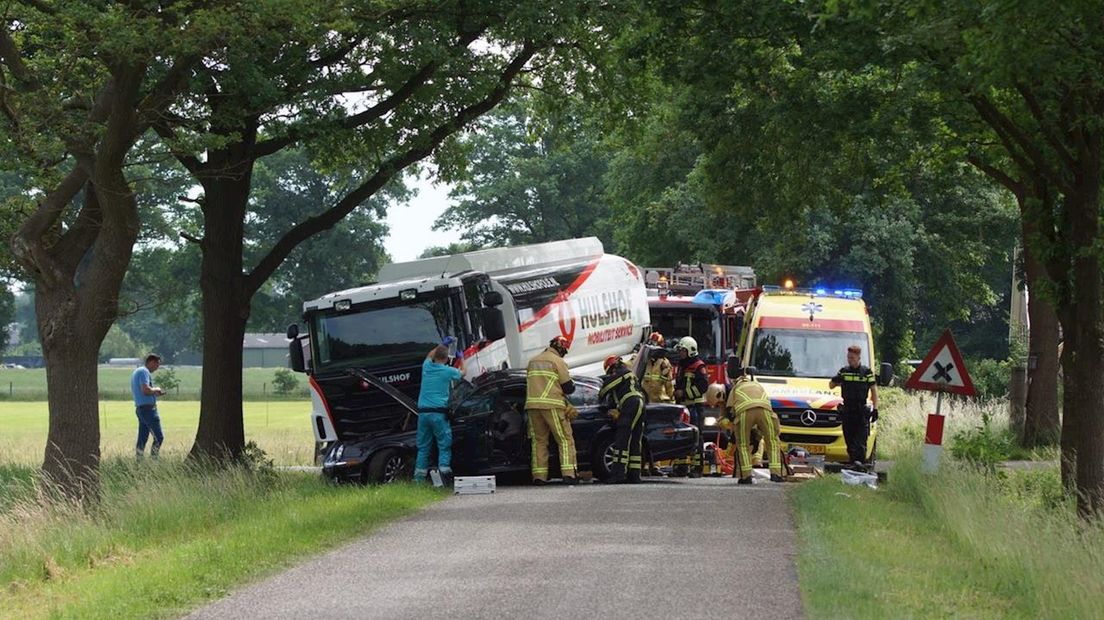 Zwaar Ongeval Met Tankwagen En Auto In Enschede, Traumahelikopter ...