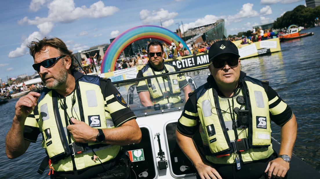 Agenten tijdens de Canal Pride