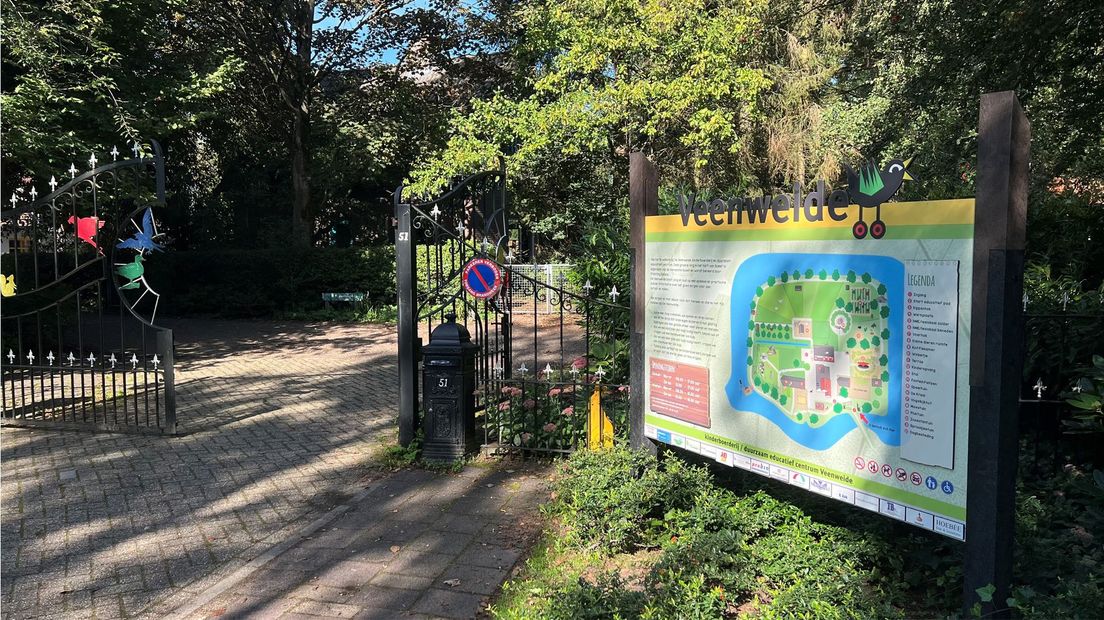 Kinderboerderij De Veenweide wordt omringd door vijverwater.