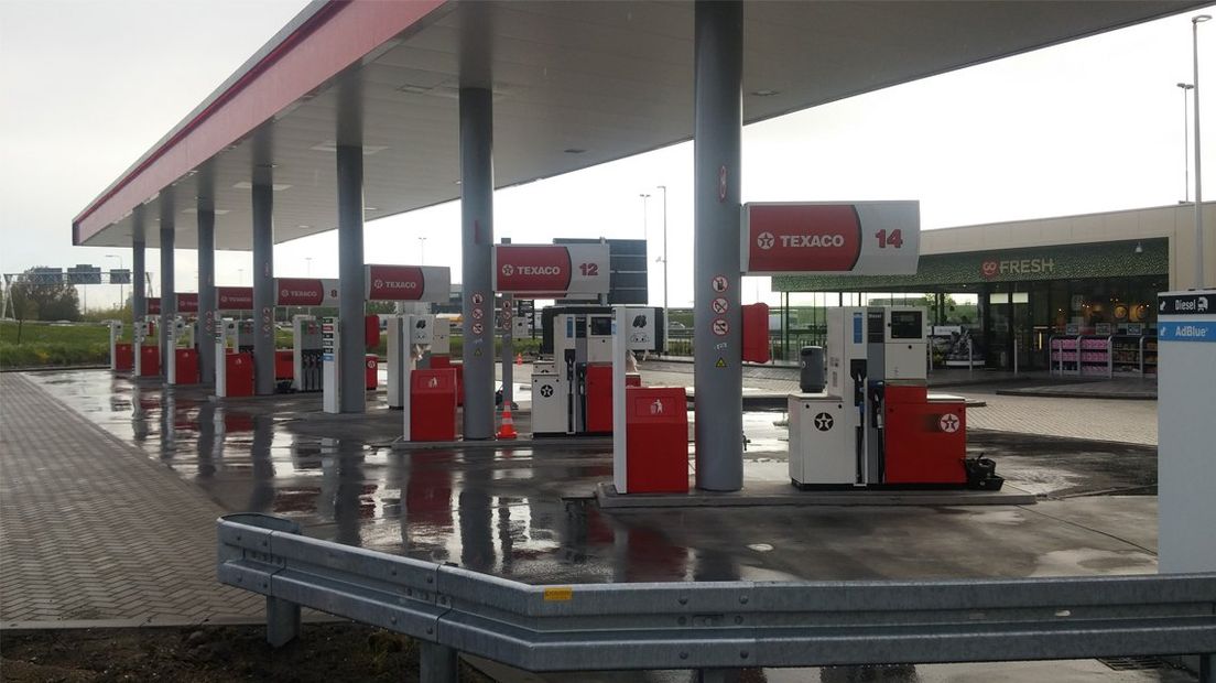 Tijdens de ochtendspits geen klant te zien bij dit Texaco benzinestation.