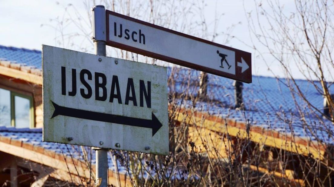 Voorbereidingen op de ijsbaan in Haaksbergen