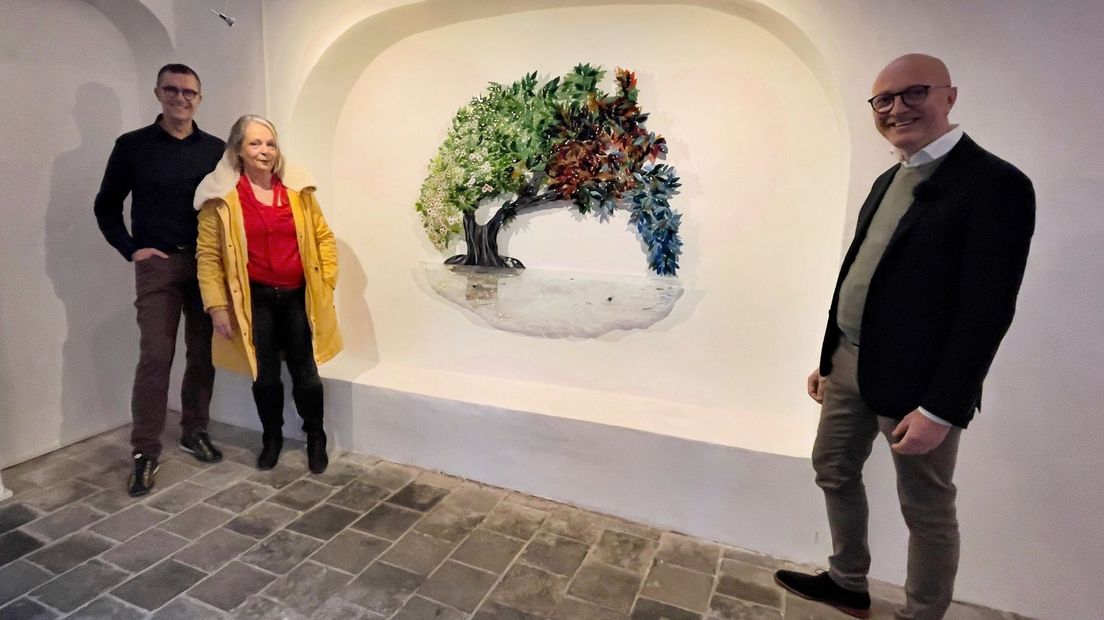 Kunstenaars Ingo Leth en Anita Welberg maakten de glazen levensboom voor de Dorpskerk in Sleen
