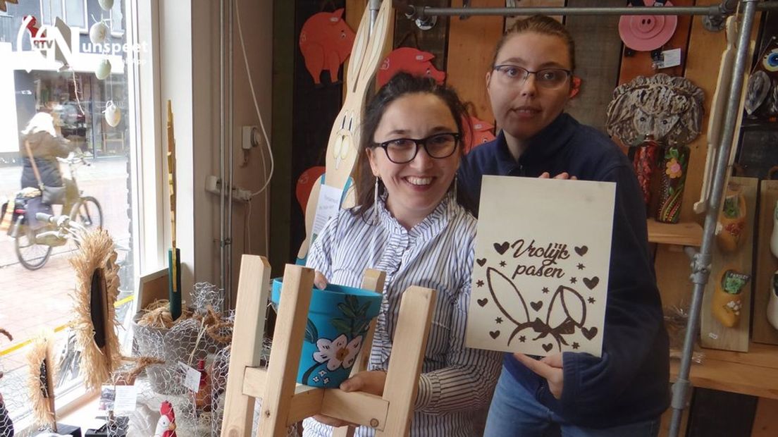 Jolanda en Annelies tonen graag hun zelfgemaakte producten.