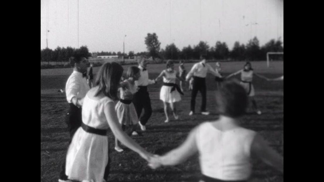 Dansende katholieke plattelandsjeugd op het plaatselijke voetbalveld