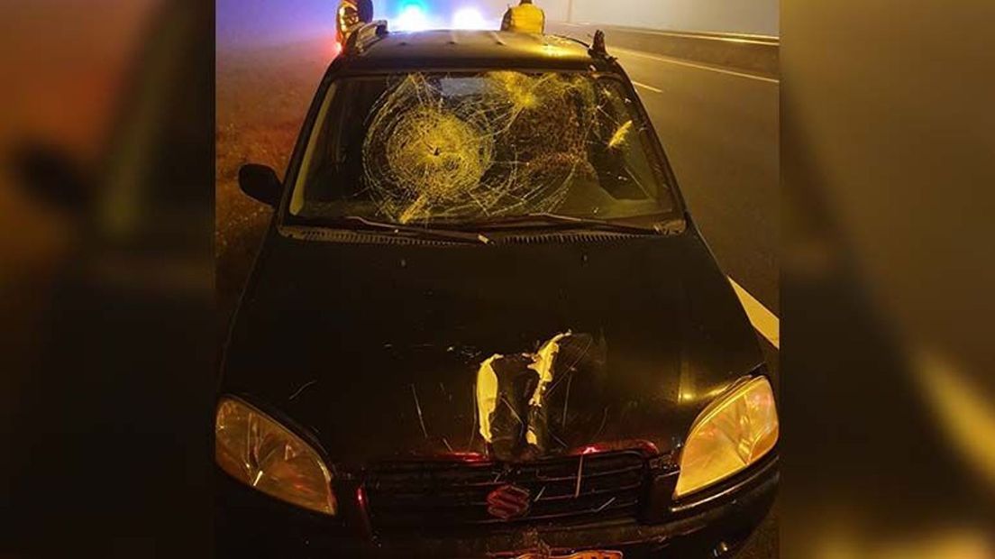 De voorruit van de auto is aan diggelen.