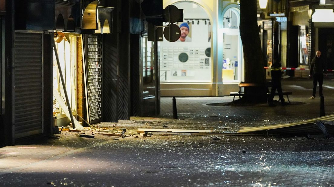 Ravage bij de Utrechtse juwelier Punte na een plofkraak.