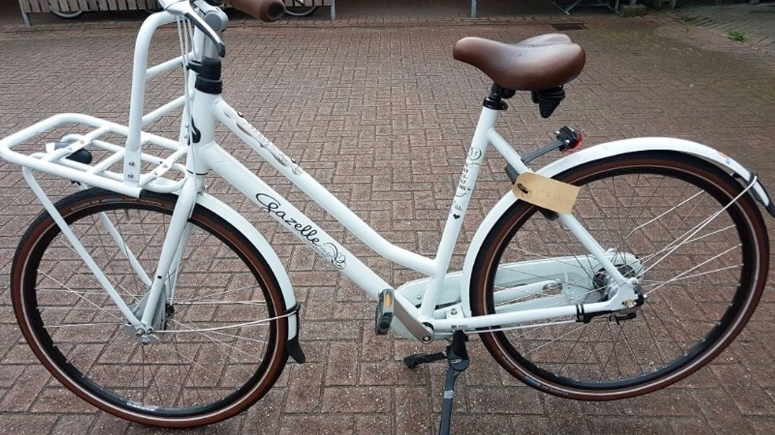 De politie is op zoek naar de eigenaar van deze in Gies gestolen witte damesfiets