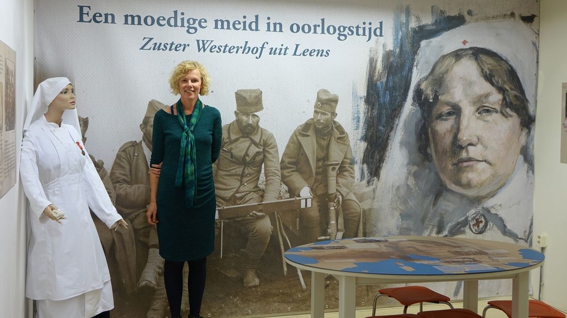 Merel Thomése bij de tentoonstelling die zij samenstelde