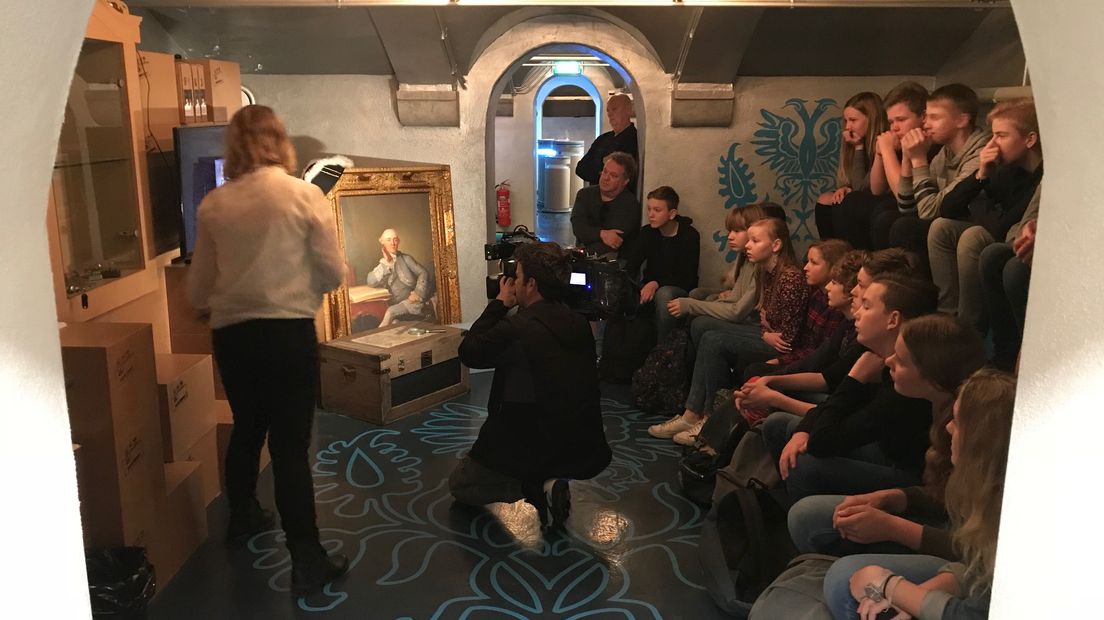 Leerlingen van Stad & Esch uit Meppel krijgen uitleg over de escaperoom van het Drents Archief (Rechten: RTV Drenthe/Jeroen Willems)